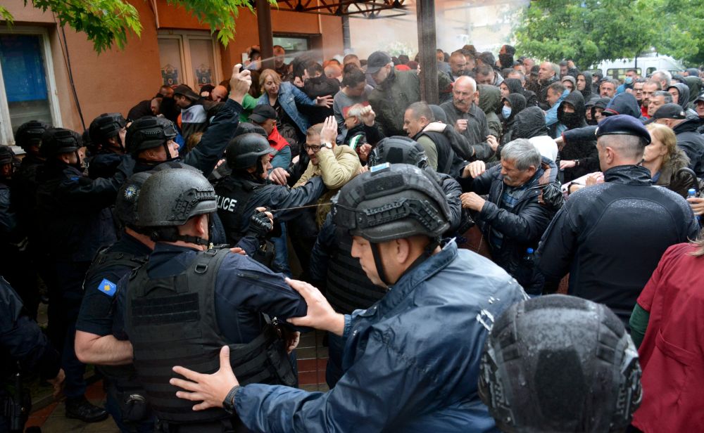 Polis rusuhan bergelut dengan penunjuk perasaan yang berhimpun di hadapan bangunan perbandaran di bandar Zvecan kelmarin. — Gambar AFP
