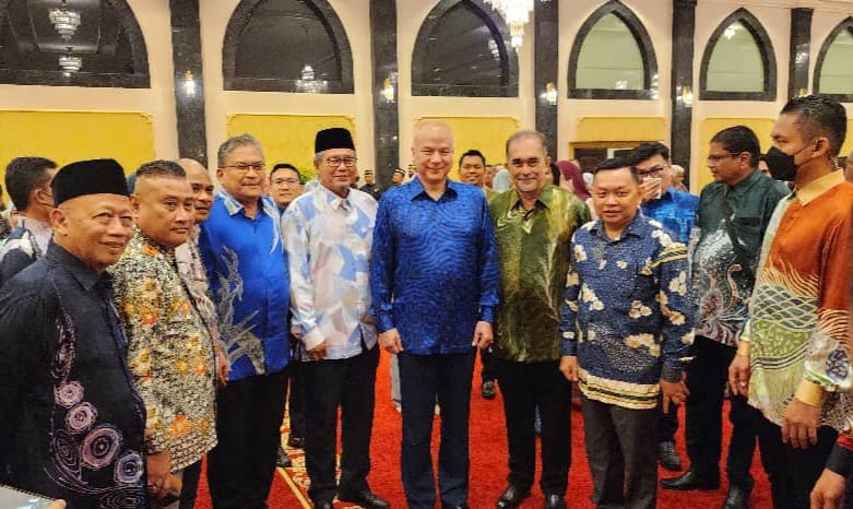  Pemimpin ISWAMI Malaysia bergambar dengan Sultan Perak, Sultan Nazrin Shah selepas santapan malam di Istana Iskandariah, Kuala Kangsar sempena Hawana 2023, malam kelmarin. Turut kelihatan Lichong (dua kanan).