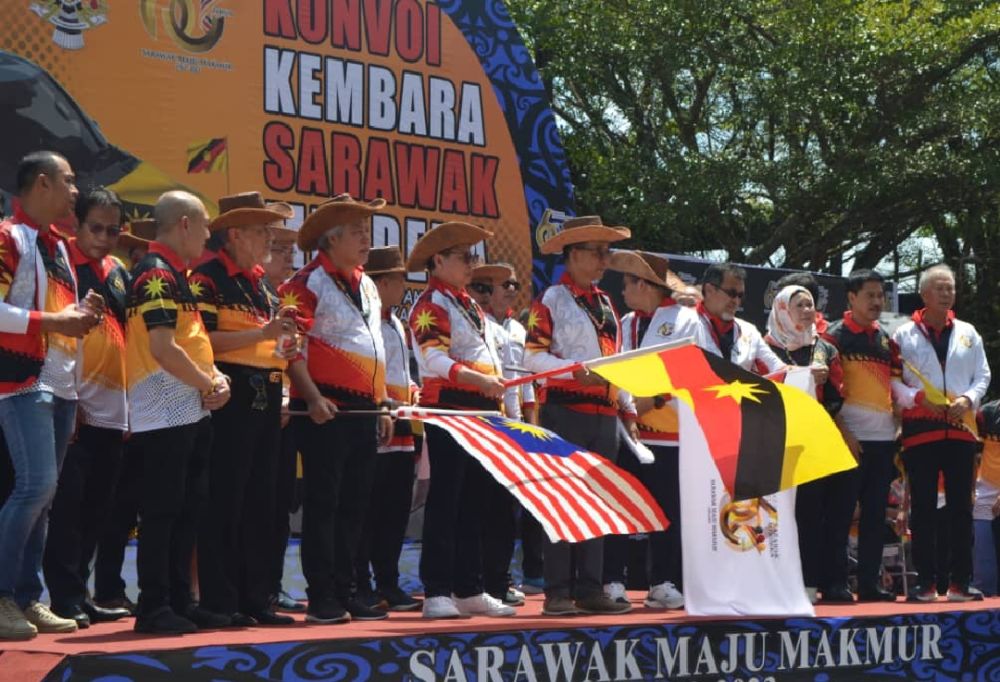 Abang Johari dan kenamaan lain melepaskan peserta Konvoi Kembara Sarawak Merdeka di Lawas.