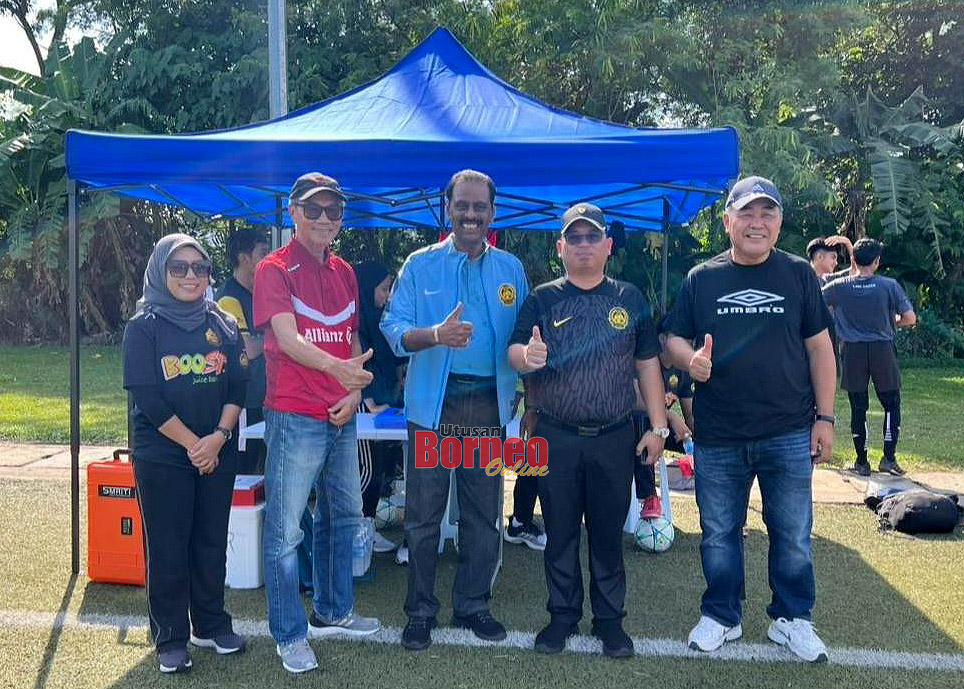  Sivasundaram (tengah) bersama David dan Lokman ketika meninjau pertandingan liga suparimau di padang sintetik Likas.