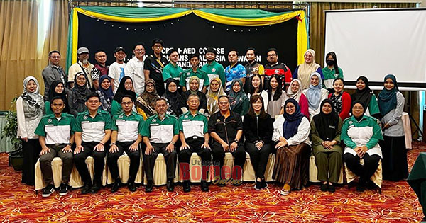  Tan bersama Ahli Jawatankuasa St John Ambulans Sandakan dan peserta seminar.