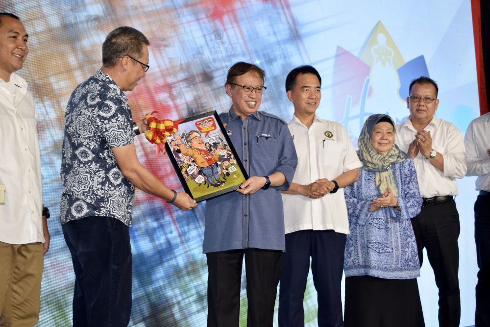 Abang Johari menerima cenderamata daripada Abdullah pada majlis berkenaan hari ini. -Gambar Roystein Emmor