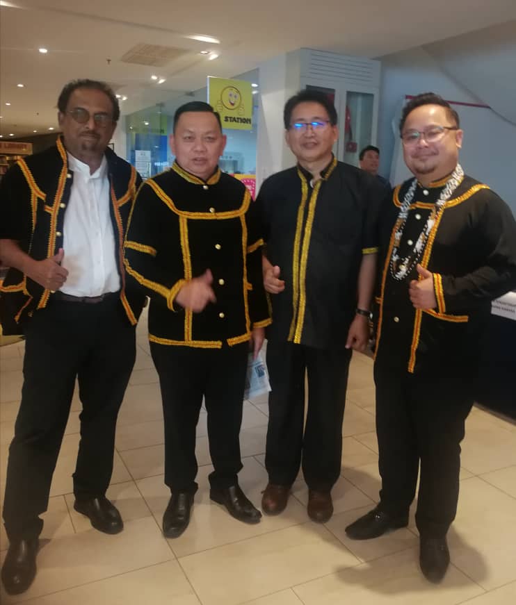  (Dari kiri) James, Lichong, Newmond dan Lester hadir HAWANA di Ipoh, Perak dengan berbusana baju tradisi etnik Kadazan Dusun.