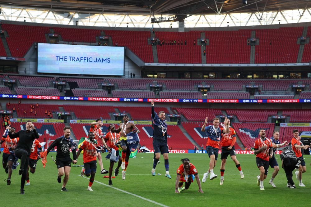 Pemain Luton meraikan kemenangan pada perlawanan final play-off Liga Kejuaraan di antara Coventry City dan Luton Town di Stadium Wembley di London, kelmarin. — Gambar AFP