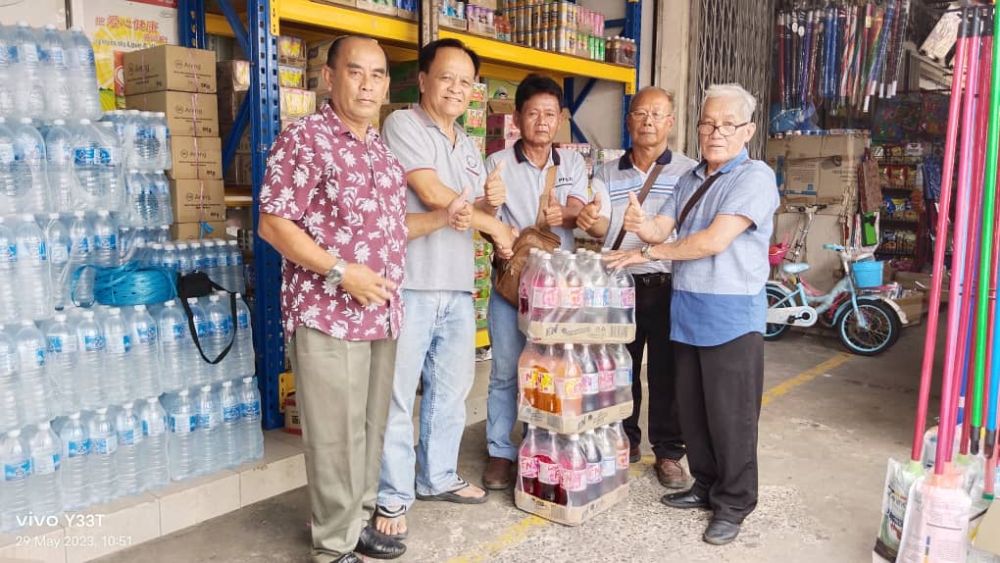 Pemanca Randi menyerahkan sumbangan minuman ringan kepada tuai rumah di kawasan Poyut/Lubok, Marudi. 