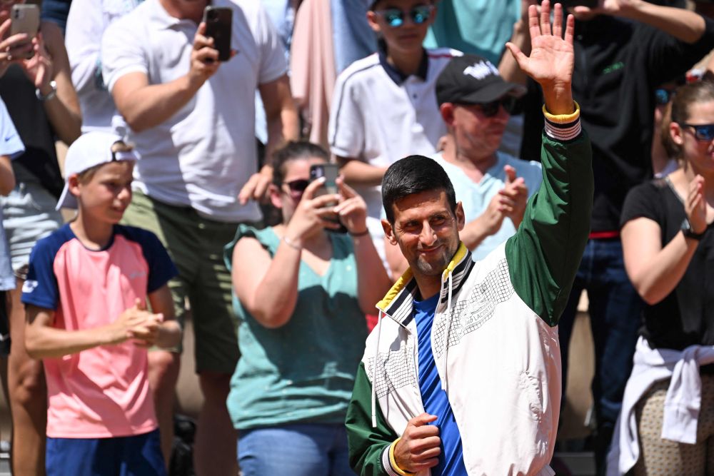 Djokovic (depan) terlebih dahulu melambai kepada penonton sebelum perlawanan tenis Hari Media Roland-Garros di Paris, kelmarin. — Gambar AFP