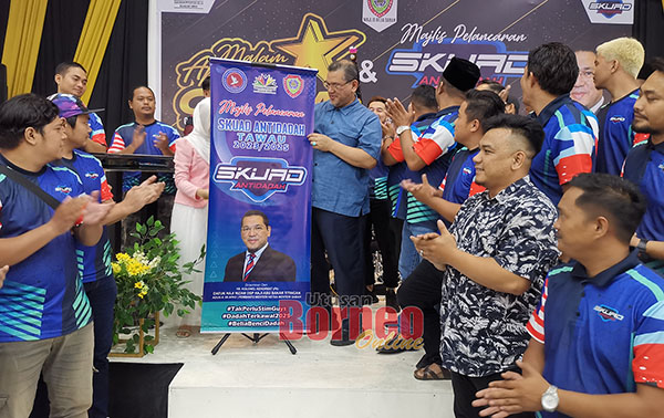  Nizam ketika melancarkan Skuad Anti Dadah Tawau.