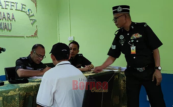  Kamarul Zaman (kiri) memberi penerangan kepada keluarga banduan yang bebas dalam PBSL kali ini.