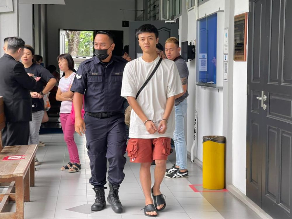 Tiang diiringi keluar dari mahkamah selepas menghadapi pertuduhan di Mahkamah Majistret Sibu, hari ini.