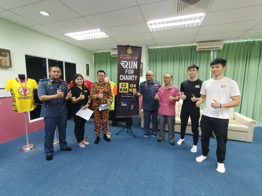 Ismaidi (empat kanan) dan Abdullah (tiga kanan) bersama yang lain mengalukan penyertaan masyarakat pada Larian Bersama Bomba 7.0, September depan. 