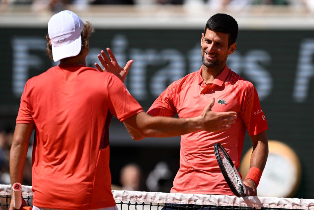 Djokovic bersalaman dengan Kovacevic sejurus tamat perlawanan dan memenangi kejohanan Terbuka Roland-Garros di Paris, kelmarin. — Gambar AFP