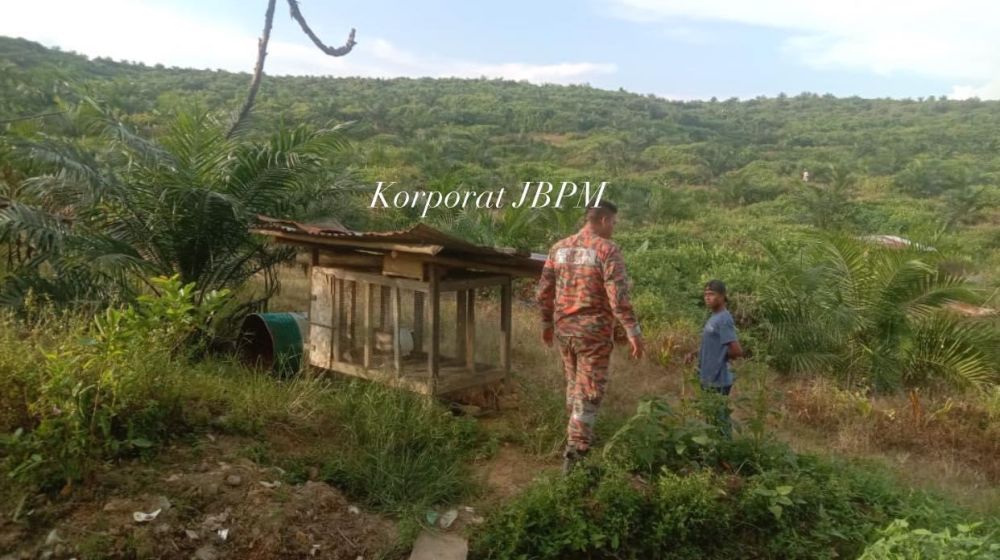  Pasukan bomba dengan bantuan penduduk serta pekerja ladang menjalankan operasi SAR di sekitar lokasi mangsa dilapor hilang.