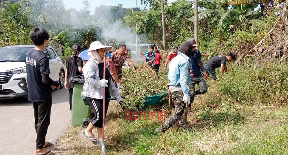  Penduduk Kg Agudon bergotong royong membersihkan persekitaran kampung sempena program itu.