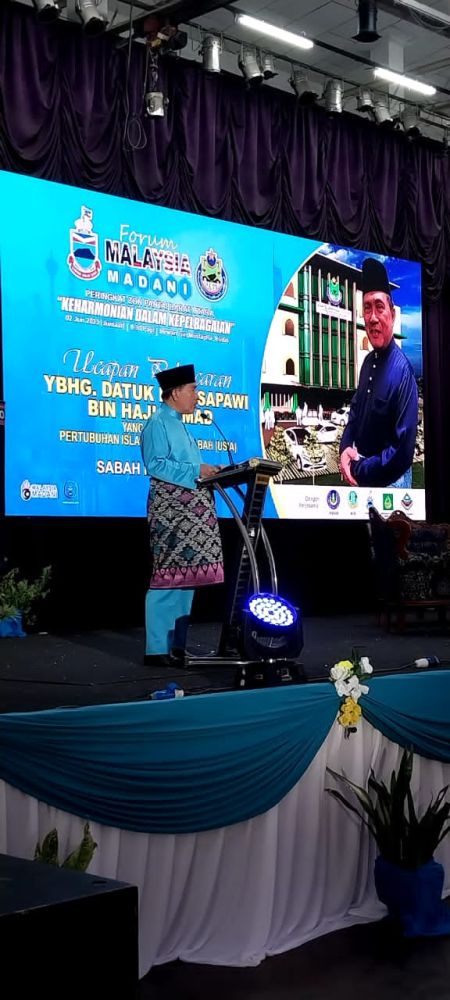  Sapawi semasa berucap pada Forum Malaysia Madani.