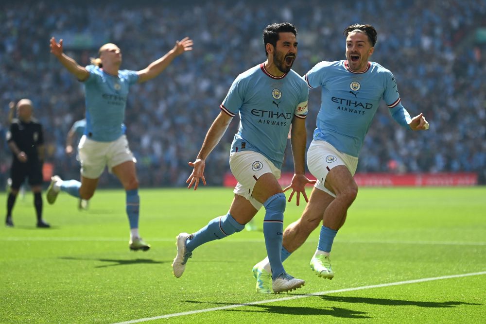 Gundogan (tengah) meraikan gol kemenangan pada perlawanan final Piala FA Inggeris di antara Manchester City dan Manchester United di stadium Wembley, London, kelmarin. — Gambar AFP