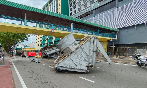  Muatan 'blower' yang dibawa sebuah treler terjatuh di jalan selepas tersangkut di jejantas.