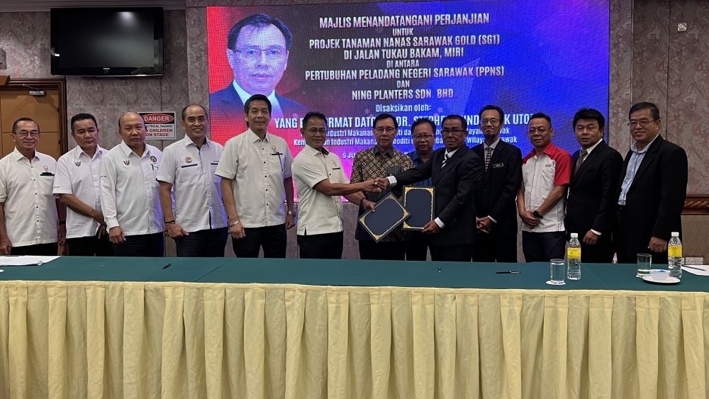 Dr Rundi menyaksikan pertukaran dokumen membabitkan PPNS dan Ning Planters Sdn Bhd untuk Projek Tanaman Nanas Sarawak Gold (SG1) di Jalan Tukau, Bakam semalam.
