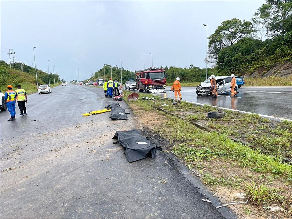 Keadaan di tempat kejadian dalam kemalangan di Batu 40, Jalan Sibu-Bintulu, hari ini.