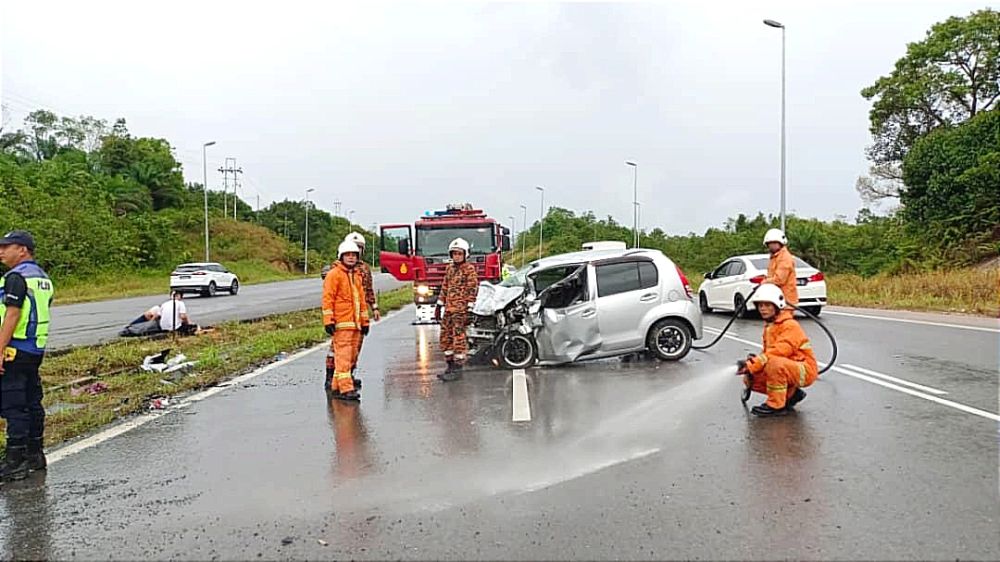 Keadaan di tempat kejadian dalam kemalangan di Batu 40, Jalan Sibu-Bintulu, hari ini.
