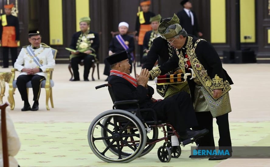 Yang di-Pertuan Agong berkenan mengurniakan Darjah Kebesaran Panglima Jasa Negara (P.J.N) yang membawa gelaran Datuk kepada Bekas Pemain Badminton Malaysia, Datuk Tan Yee Khan pada Istiadat Menghadap dan Istiadat Pengurniaan Darjah Kebesaran, Bintang dan Pingat Persekutuan sempena sambutan Ulang Tahun Hari Keputeraan Rasmi Yang di-Pertuan Agong di Istana Negara hari ini. -Gambar Bernama