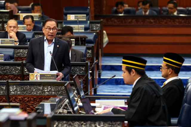 Anwar ketika sesi soal jawab pada Persidangan Dewan Rakyat di Bangunan Parlimen hari ini. - Gambar Bernama