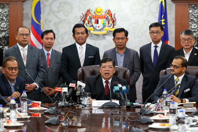 Johari (duduk, tengah) ketika mengadakan sidang media mengenai Ahli Jawatankuasa Pilihan Khas Parlimen Ke-15 (JKPK) di Bangunan Parlimen hari ini. - Gambar Bernama