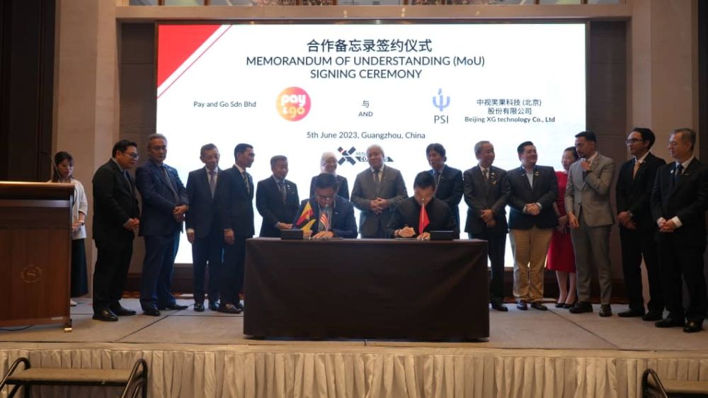 Awang Tengah (berdiri, lapan kiri) menyaksikan majlis menandatangani MoU semasa progrom ‘MINTRED Connects Guangzhau 2023’ di China semalam.