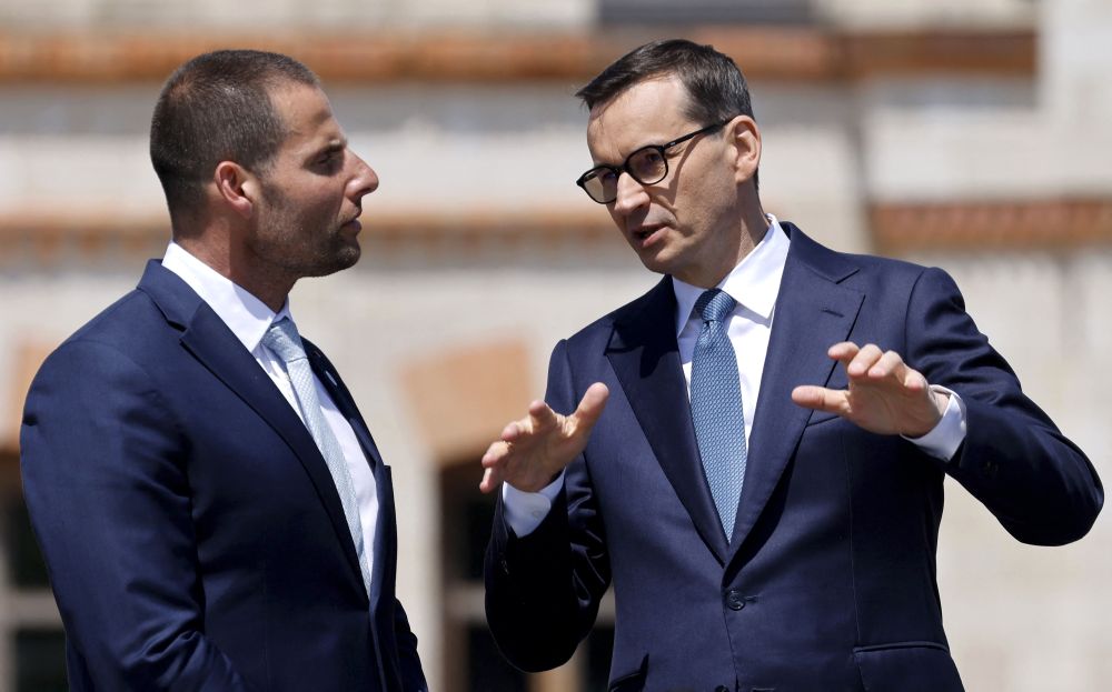  Gambar fail 1 Jun menunjukkan Morawiecki (kanan) berbual dengan Perdana Menteri Malta Robert Abela semasa Sidang Kemuncak Komuniti Politik Eropah (EPC) di Bulboaca. - Gambar AFP