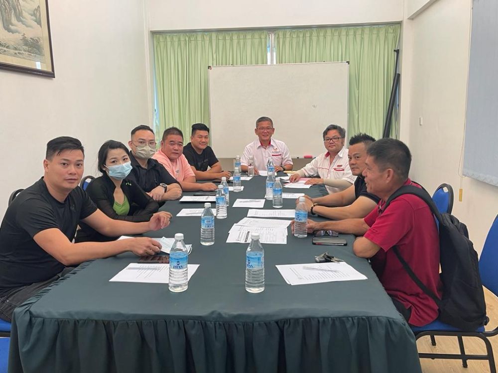 Tang (enam kiri) ketika mempengerusikan mesyuarat bersama ahli jawatankuasanya hari ini.