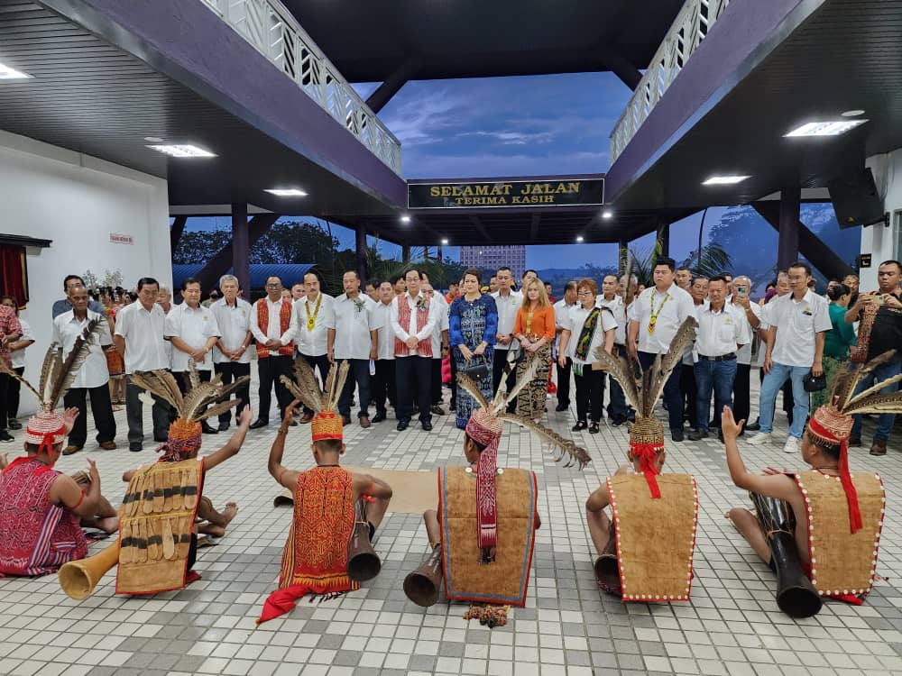 Harden (tengah) bersama ahli SUPP yang lain disambut dengan persembahan gendang pampat semasa berlangsungnya majlis berkenaan malam kelmarin.