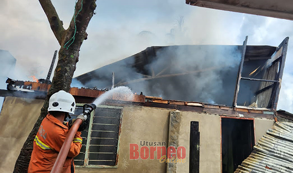  Pasukan bomba menjalankan operasi bagi memastikan kawasan kebakaran selamat.