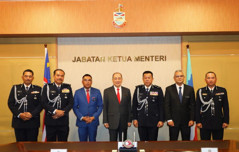  Victor merakamkan gambar kenangan bersama selepas Majlis Serah Terima Tugas Komander ESSCOM di Menara Kinabalu di sini.