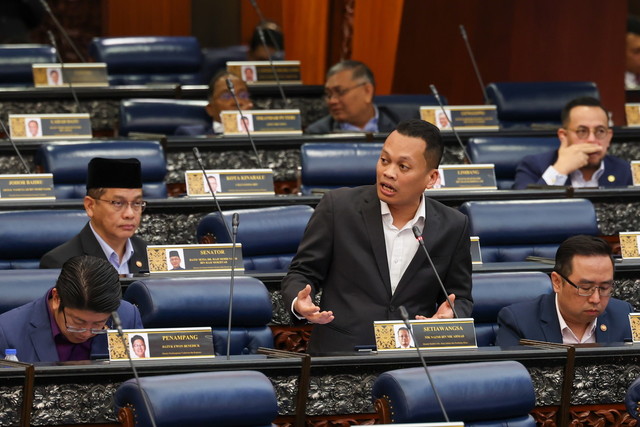 Nik Nazmi ketika sesi soal jawab pada Persidangan Dewan Rakyat di Bangunan Parlimen hari ini. - Gambar Bernama