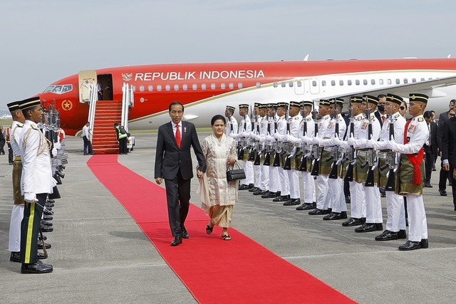 Jokowi dan Iriana memeriksa kawalan kehormatan setempat sebaik tiba di Kompleks Bunga Raya Lapangan Terbang Antarabangsa Kuala Lumpur (KLIA) hari ini sempena lawatan kerja dua hari di Malaysia. - Gambar BERNAMA
