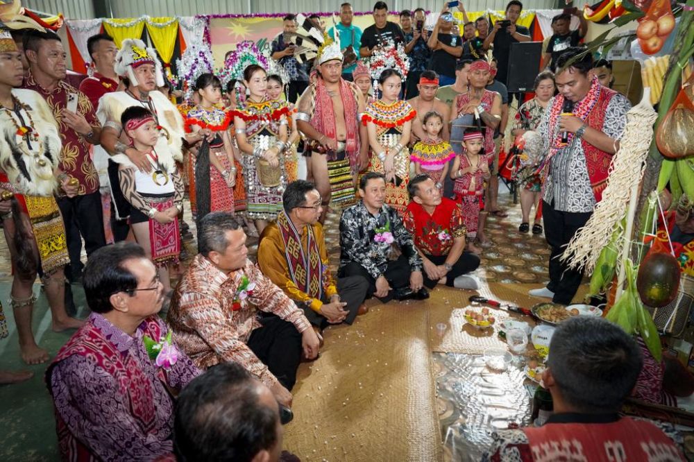  Abdul Karim (duduk, tiga kiri) menyaksikan upacara ‘miring’ yang diadakan sempena Majlis Gawai Dayak Segulai Sejalai Daerah Asajaya 2023 di Asajaya malam tadi.