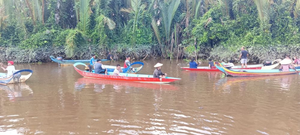 Penduduk kampung turut membantu pasukan penyelamat melakukan operasi SAR semalam.