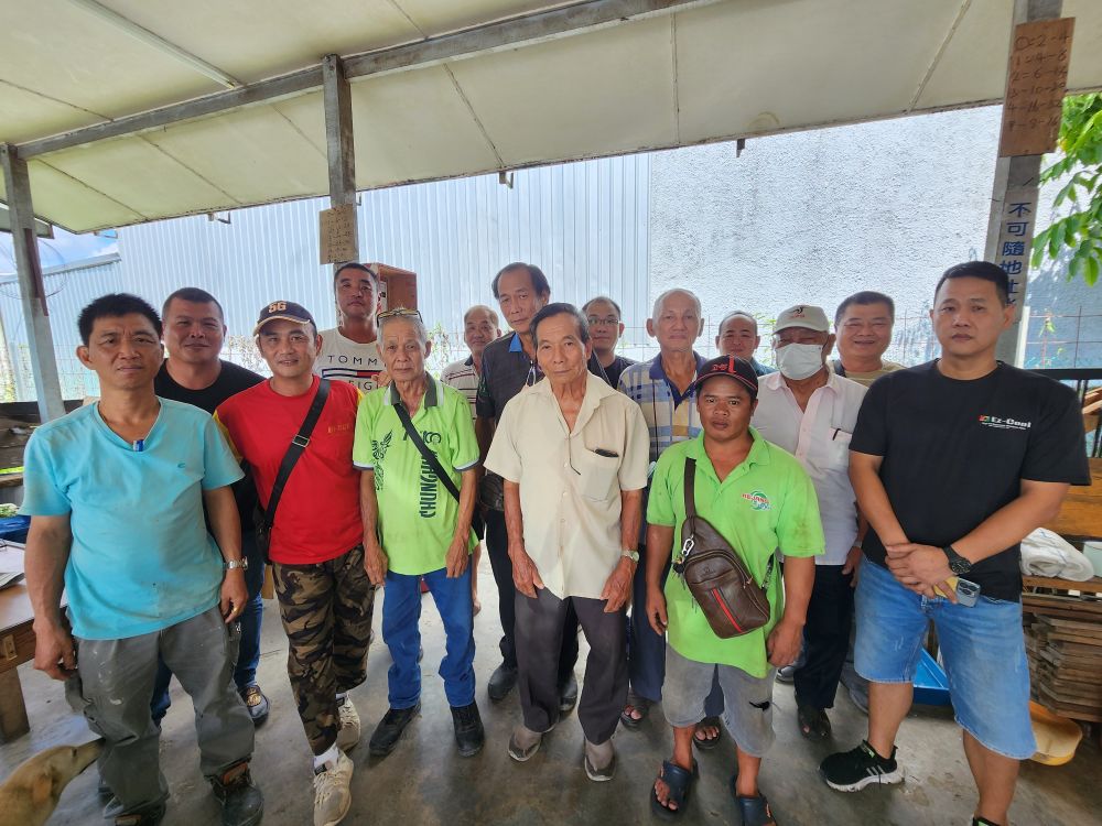 Tiong (kiri belakang) bersama ahli SLA yang lain ketika mengadakan sidang media hari ini.