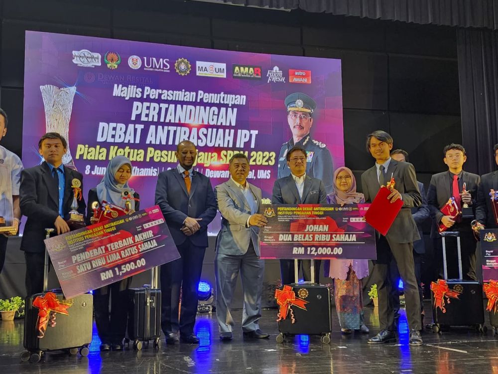  Azam menyampaikan hadiah kepada pemenang pertandingan debat di sini.