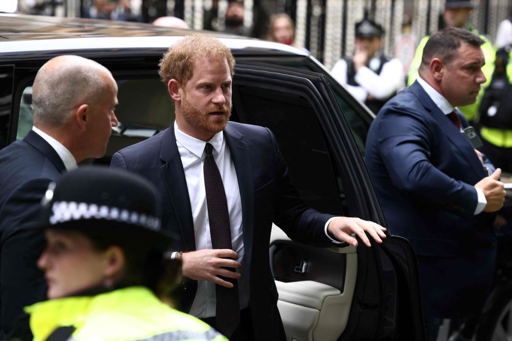  Putera Harry tiba untuk memberikan keterangan di Mahkamah Tinggi di tengah London kelmarin. — Gambar AFP