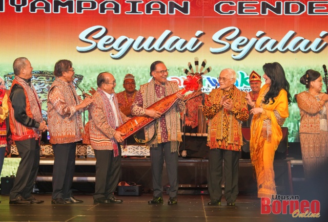 Anwar menerima cenderamata Sape dari Uggah (tiga kiri) yang disaksikan Tun Taib serta Toh Puan Ragad. Turut kelihatan Abang Johari (dua kiri) dan Fadillah (kiri). - Gambar Chimon Upon