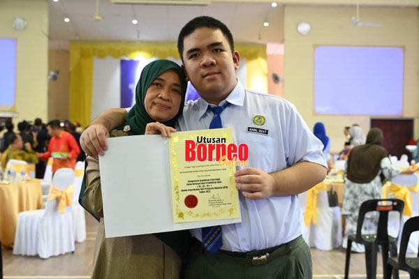  Nabil (kanan) bersama ibunya Siti Napsiah berkongsi kegembiraan selepas meraih kejayaan SPM 2022.