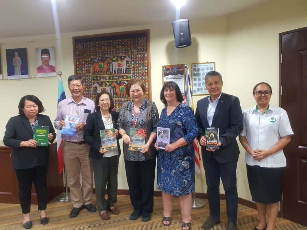  Christina (tengah) bersama Chan dan Ronda melihat buku yang dimenangi, turut kelihatan Mary dan Yee.