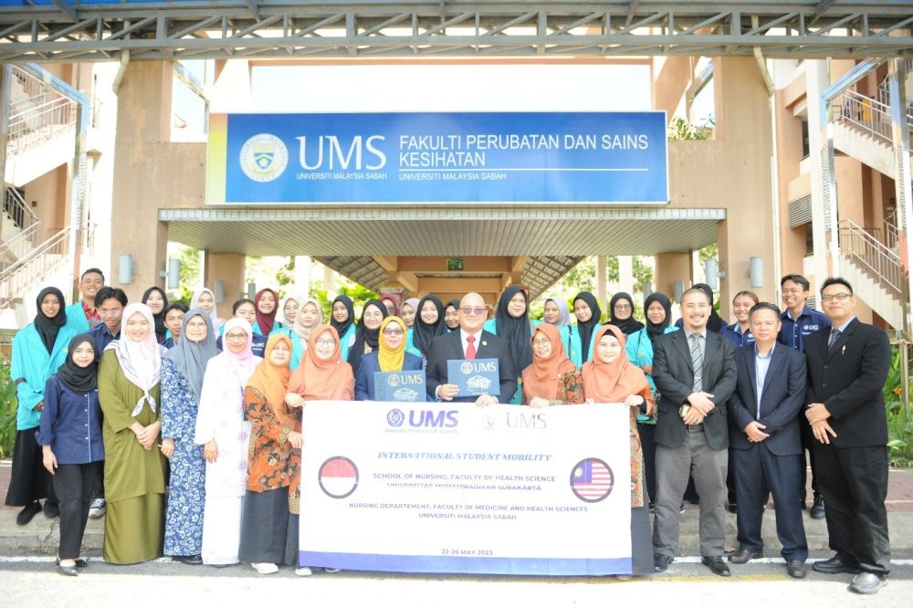  Delegasi Universitas Muhammadiyah Surakarta merakamkan gambar kenangan bersama kakitangan FPSK UMS.