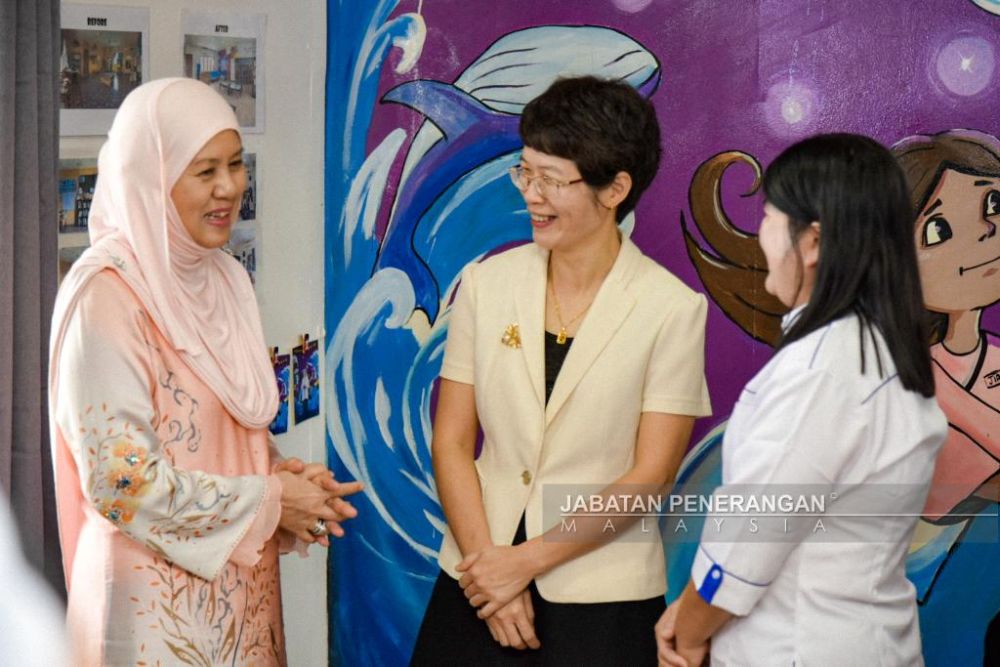  Norlidah (kiri) ceria bersama Huang (tengah) pada majlis tersebut.