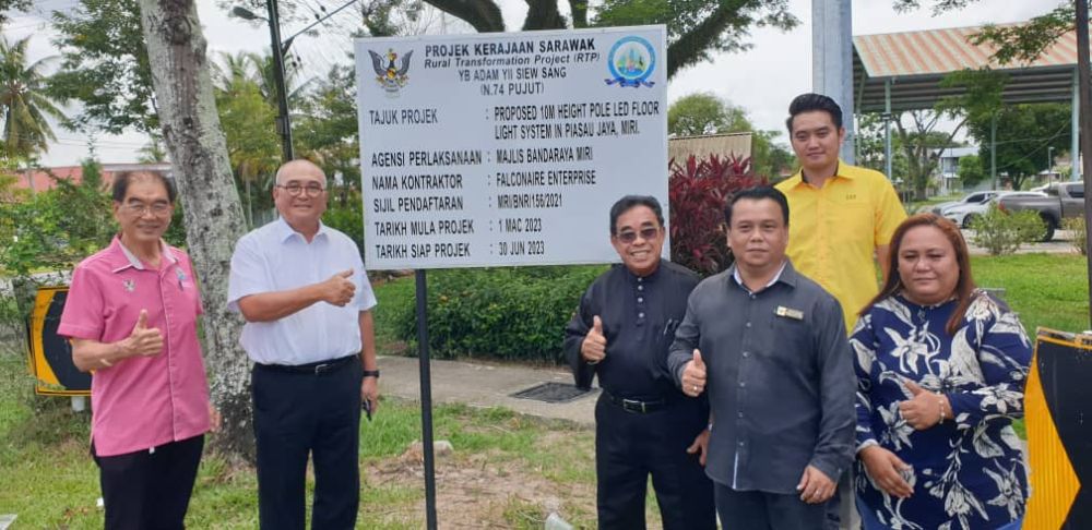 Adam (dua kiri) menyaksikan serah terima projek pemasangan lampu limpah yang selesai dilaksanakan di Piasau Jaya. 