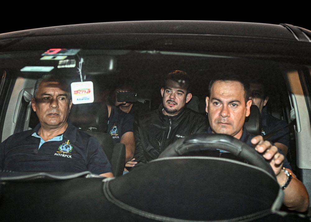 Joran Van der Sloot (tengah) dibawa polis dengan kawalan ketat dari penjara Ancon 1 di Lima, kelmarin. - (Photo by Ernesto BENAVIDES / AFP)