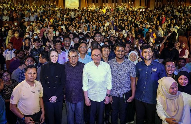 Anwar (tengah) bergambar bersama para hadirin pada Program Temu Anwar di Dewan Tuanku Syed Putra USM hari ini. - Gambar Bernama 