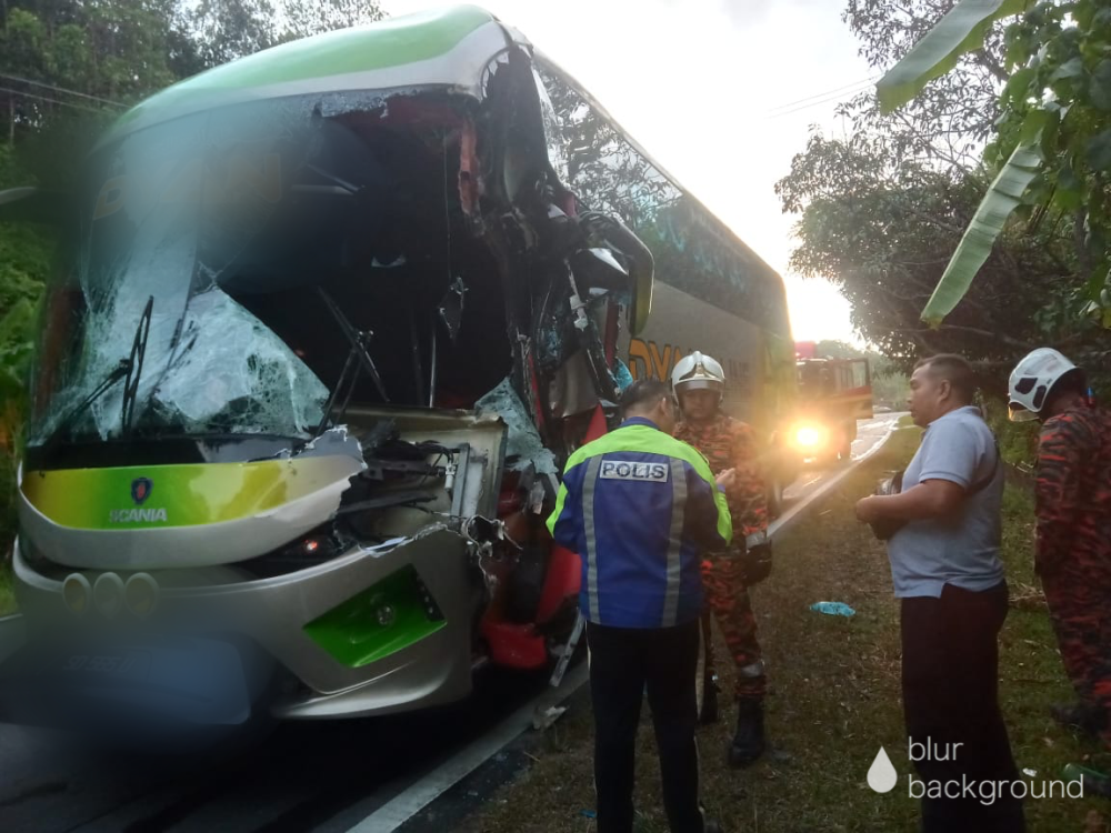  Keadaan bahagian hadapan bas ekspres selepas kemalangan di Jalan Tamparuli – Ranau.