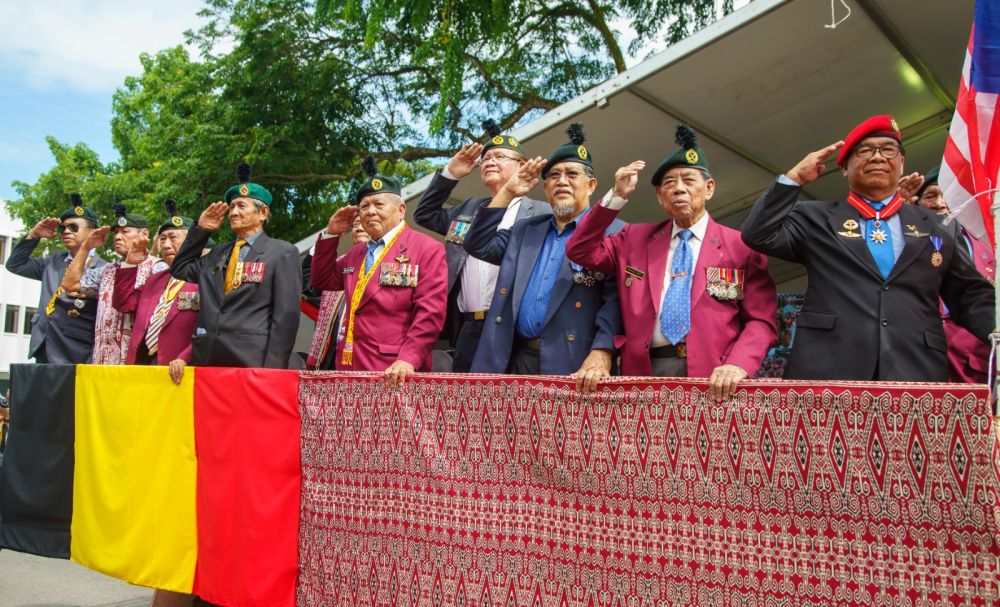Antara peserta yang terlibat dalam 'Niti Daun' Gawai Dayak 2023 di Tebingan Kuching, hari ini. - Gambar Muhammad Rais Sanusi