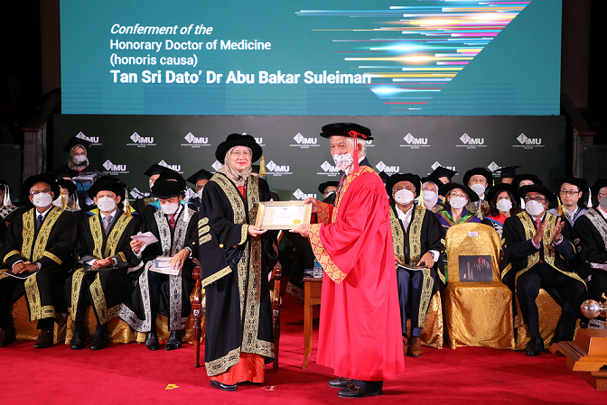 Abu Bakar menerima anugerah Doktor Kehormat Perubatan pada Majlis Konvokesyen IMU baru-baru ini. 
